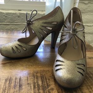 BRAND NEW vintage styled shimmery champagne pumps!